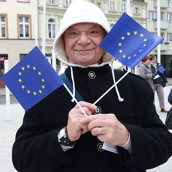 Proeuropejska manifestacja na Placu Wolnoci: Przedstawiciele rzdu i europarlamentarzyci PiS-u zachowuj si jak rozkapryszone, niedojrzae dzieci. Zobacz film!
