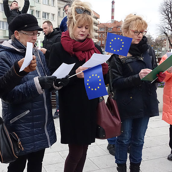 Proeuropejska manifestacja na Placu Wolnoci: Przedstawiciele rzdu i europarlamentarzyci PiS-u zachowuj si jak rozkapryszone, niedojrzae dzieci. Zobacz film!