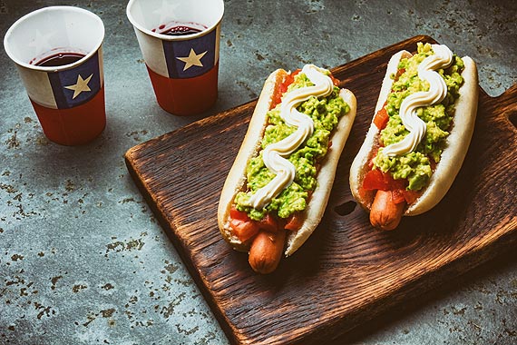 PRZEPIS NA MAJWK: Amerykaskie mini hot-dogi z guacamole i sals