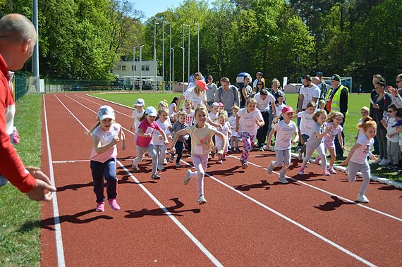 Radosne majowe bieganie. Setki dzieci rywalizoway w biegach Konstytucji 