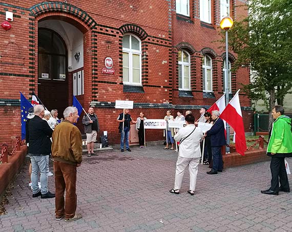 Grupa winoujcian demonstrowaa w pitek przed budynkiem sdu przywizanie do demokratycznych swobd. Zobacz film!