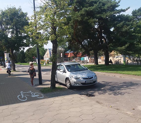 Przyjecha, nie pomyla, zaparkowa - turysta z Bolesawca postawi auto na przystanku