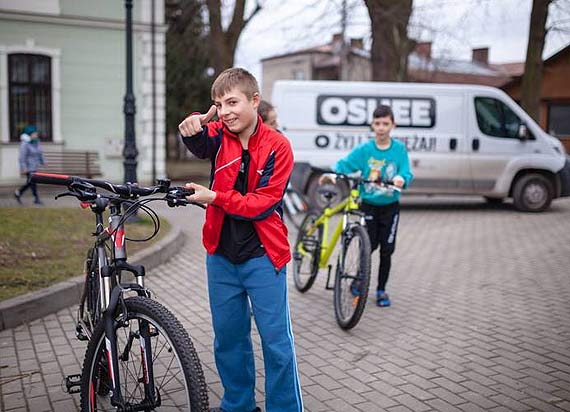 Fundacja OSHEE przekazuje 44 tysice zotych na akcj „Sprzt sportowy dla Domw Dziecka”