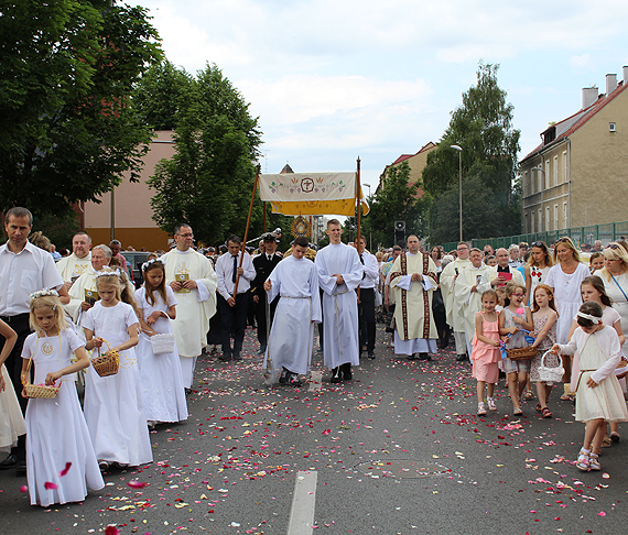 Setki katolikw brao udzia w winoujskiej procesji Boego Ciaa