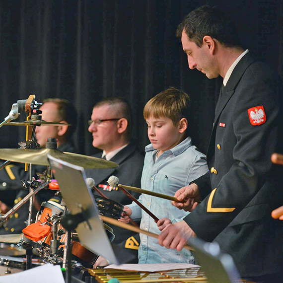 Uczniowie szkoy muzycznej wraz z wojskow orkiestr dali popis swoich umiejtnoci na koncercie noworocznym. Zobacz film!
