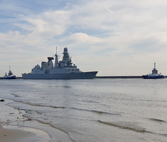 Dwa wojskowe okręty NATO wpłynęły do świnoujskiego Portu Wojennego. Jeden z nich to prawdziwy kolos!